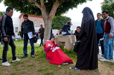 14 mars 2012 groupe de femme en niqab à l'université de la Manouba, à la veille des élections des représentants des étudiants au comités scientifique, le Doyen Habib Kazdaghli organise dans l'un des amphitéhâtres une cérémonie en l'honneur de la jeune étudiante Khaoula Rachidi qui est intervenu lorsqu'un salafiste à retirer le drapeau tunisien la semaine dernière. 