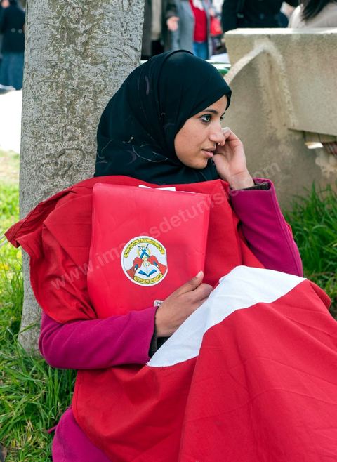 14 mars 2012 groupe de femme en niqab à l'université de la Manouba, à la veille des élections des représentants des étudiants au comités scientifique, le Doyen Habib Kazdaghli organise dans l'un des amphitéhâtres une cérémonie en l'honneur de la jeune étudiante Khaoula Rachidi qui est intervenu lorsqu'un salafiste à retirer le drapeau tunisien la semaine dernière. 