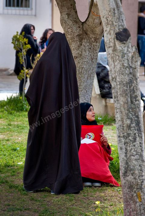 14 mars 2012 groupe de femme en niqab à l'université de la Manouba, à la veille des élections des représentants des étudiants au comités scientifique, le Doyen Habib Kazdaghli organise dans l'un des amphitéhâtres une cérémonie en l'honneur de la jeune étudiante Khaoula Rachidi qui est intervenu lorsqu'un salafiste à retirer le drapeau tunisien la semaine dernière. 