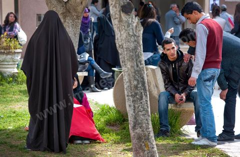 14 mars 2012 groupe de femme en niqab à l'université de la Manouba, à la veille des élections des représentants des étudiants au comités scientifique, le Doyen Habib Kazdaghli organise dans l'un des amphitéhâtres une cérémonie en l'honneur de la jeune étudiante Khaoula Rachidi qui est intervenu lorsqu'un salafiste à retirer le drapeau tunisien la semaine dernière. 