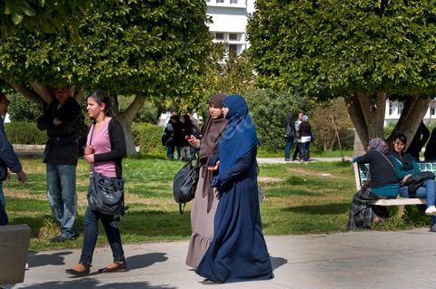 14 mars 2012 groupe de femme en niqab à l'université de la Manouba, à la veille des élections des représentants des étudiants au comités scientifique, le Doyen Habib Kazdaghli organise dans l'un des amphitéhâtres une cérémonie en l'honneur de la jeune étudiante Khaoula Rachidi qui est intervenu lorsqu'un salafiste à retirer le drapeau tunisien la semaine dernière. 