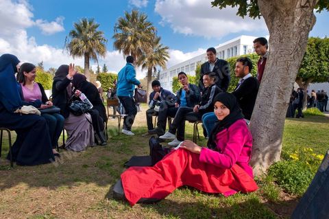 14 mars 2012 à l'université de la Manouba, à la veille des élections des représentants des étudiants au comités scientifique, le Doyen Habib Kazdaghli organise dans l'un des amphitéhâtres une cérémonie en l'honneur de la jeune étudiante Khaoula Rachidi qui est intervenu lorsqu'un salafiste à retirer le drapeau tunisien la semaine dernière. 
