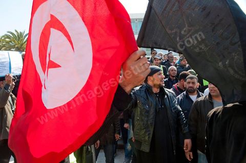 16 mars : plus de 3000 manifestants devant l'Assamblée Nationale Constituante ce vendredi après midi après la prière pour demander que la chariaa soit mentionnée dans la constituante. cette grande manifestation, véritable démonstration de force des pro chariaa a été lancé par les courants salafistes. Des militants Ennahdha étaient aussi présents ainsi que deux députés du Mouvement Ennahdha, Habib Ellouze et le président du groupe parlementaire d'Ennahdha, Sahbi Atig, étaient présents sur la tribune principale de la manifestation où se succédaient les speakers.  Le dernier a déclaré que l’application de la chariâa dans la nouvelle constitution est une demande populaire et qu'en cas de discorde sur cette requête, il faudrait recourir au referendum.