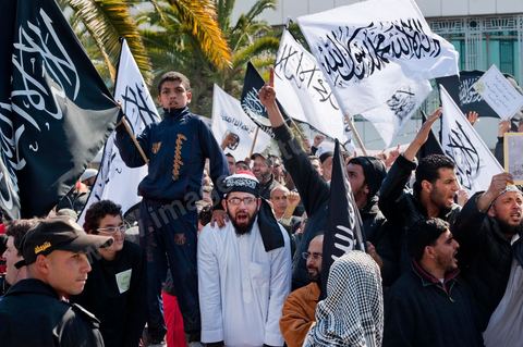 16 mars : plus de 3000 manifestants devant l'Assamblée Nationale Constituante ce vendredi après midi après la prière pour demander que la chariaa soit mentionnée dans la constituante. cette grande manifestation, véritable démonstration de force des pro chariaa a été lancé par les courants salafistes. Des militants Ennahdha étaient aussi présents ainsi que deux députés du Mouvement Ennahdha, Habib Ellouze et le président du groupe parlementaire d'Ennahdha, Sahbi Atig, étaient présents sur la tribune principale de la manifestation où se succédaient les speakers.  Le dernier a déclaré que l’application de la chariâa dans la nouvelle constitution est une demande populaire et qu'en cas de discorde sur cette requête, il faudrait recourir au referendum.