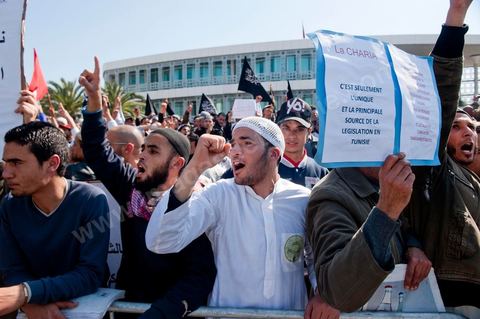 16 mars : plus de 3000 manifestants devant l'Assamblée Nationale Constituante ce vendredi après midi après la prière pour demander que la chariaa soit mentionnée dans la constituante. cette grande manifestation, véritable démonstration de force des pro chariaa a été lancé par les courants salafistes. Des militants Ennahdha étaient aussi présents ainsi que deux députés du Mouvement Ennahdha, Habib Ellouze et le président du groupe parlementaire d'Ennahdha, Sahbi Atig, étaient présents sur la tribune principale de la manifestation où se succédaient les speakers.  Le dernier a déclaré que l’application de la chariâa dans la nouvelle constitution est une demande populaire et qu'en cas de discorde sur cette requête, il faudrait recourir au referendum.