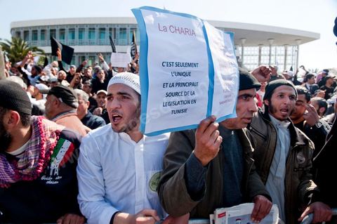 16 mars : plus de 3000 manifestants devant l'Assamblée Nationale Constituante ce vendredi après midi après la prière pour demander que la chariaa soit mentionnée dans la constituante. cette grande manifestation, véritable démonstration de force des pro chariaa a été lancé par les courants salafistes. Des militants Ennahdha étaient aussi présents ainsi que deux députés du Mouvement Ennahdha, Habib Ellouze et le président du groupe parlementaire d'Ennahdha, Sahbi Atig, étaient présents sur la tribune principale de la manifestation où se succédaient les speakers.  Le dernier a déclaré que l’application de la chariâa dans la nouvelle constitution est une demande populaire et qu'en cas de discorde sur cette requête, il faudrait recourir au referendum.