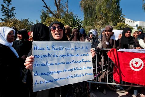16 mars : plus de 3000 manifestants devant l'Assamblée Nationale Constituante ce vendredi après midi après la prière pour demander que la chariaa soit mentionnée dans la constituante. cette grande manifestation, véritable démonstration de force des pro chariaa a été lancé par les courants salafistes. Des militants Ennahdha étaient aussi présents ainsi que deux députés du Mouvement Ennahdha, Habib Ellouze et le président du groupe parlementaire d'Ennahdha, Sahbi Atig, étaient présents sur la tribune principale de la manifestation où se succédaient les speakers.  Le dernier a déclaré que l’application de la chariâa dans la nouvelle constitution est une demande populaire et qu'en cas de discorde sur cette requête, il faudrait recourir au referendum.