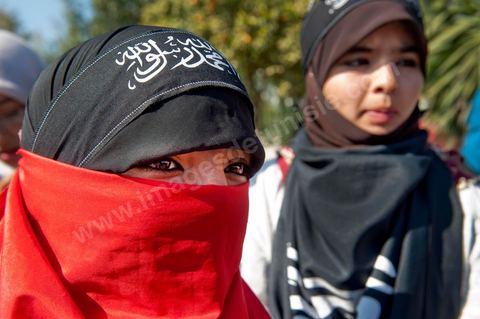 16 mars : plus de 3000 manifestants devant l'Assamblée Nationale Constituante ce vendredi après midi après la prière pour demander que la chariaa soit mentionnée dans la constituante. cette grande manifestation, véritable démonstration de force des pro chariaa a été lancé par les courants salafistes. Des militants Ennahdha étaient aussi présents ainsi que deux députés du Mouvement Ennahdha, Habib Ellouze et le président du groupe parlementaire d'Ennahdha, Sahbi Atig, étaient présents sur la tribune principale de la manifestation où se succédaient les speakers.  Le dernier a déclaré que l’application de la chariâa dans la nouvelle constitution est une demande populaire et qu'en cas de discorde sur cette requête, il faudrait recourir au referendum.