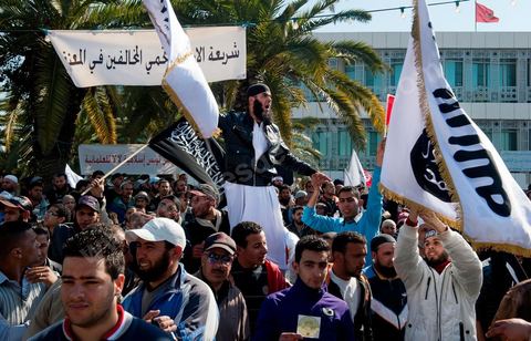 16 mars : plus de 3000 manifestants devant l'Assamblée Nationale Constituante ce vendredi après midi après la prière pour demander que la chariaa soit mentionnée dans la constituante. cette grande manifestation, véritable démonstration de force des pro chariaa a été lancé par les courants salafistes. Des militants Ennahdha étaient aussi présents ainsi que deux députés du Mouvement Ennahdha, Habib Ellouze et le président du groupe parlementaire d'Ennahdha, Sahbi Atig, étaient présents sur la tribune principale de la manifestation où se succédaient les speakers.  Le dernier a déclaré que l’application de la chariâa dans la nouvelle constitution est une demande populaire et qu'en cas de discorde sur cette requête, il faudrait recourir au referendum.