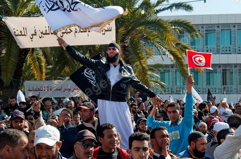 16 mars : plus de 3000 manifestants devant l'Assamblée Nationale Constituante ce vendredi après midi après la prière pour demander que la chariaa soit mentionnée dans la constituante. cette grande manifestation, véritable démonstration de force des pro chariaa a été lancé par les courants salafistes. Des militants Ennahdha étaient aussi présents ainsi que deux députés du Mouvement Ennahdha, Habib Ellouze et le président du groupe parlementaire d'Ennahdha, Sahbi Atig, étaient présents sur la tribune principale de la manifestation où se succédaient les speakers.  Le dernier a déclaré que l’application de la chariâa dans la nouvelle constitution est une demande populaire et qu'en cas de discorde sur cette requête, il faudrait recourir au referendum.