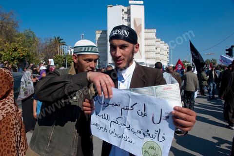 16 mars : plus de 3000 manifestants devant l'Assamblée Nationale Constituante ce vendredi après midi après la prière pour demander que la chariaa soit mentionnée dans la constituante. cette grande manifestation, véritable démonstration de force des pro chariaa a été lancé par les courants salafistes. Des militants Ennahdha étaient aussi présents ainsi que deux députés du Mouvement Ennahdha, Habib Ellouze et le président du groupe parlementaire d'Ennahdha, Sahbi Atig, étaient présents sur la tribune principale de la manifestation où se succédaient les speakers.  Le dernier a déclaré que l’application de la chariâa dans la nouvelle constitution est une demande populaire et qu'en cas de discorde sur cette requête, il faudrait recourir au referendum.