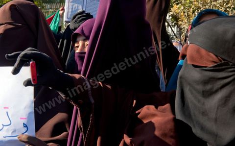 16 mars : plus de 3000 manifestants devant l'Assamblée Nationale Constituante ce vendredi après midi après la prière pour demander que la chariaa soit mentionnée dans la constituante. cette grande manifestation, véritable démonstration de force des pro chariaa a été lancé par les courants salafistes. Des militants Ennahdha étaient aussi présents ainsi que deux députés du Mouvement Ennahdha, Habib Ellouze et le président du groupe parlementaire d'Ennahdha, Sahbi Atig, étaient présents sur la tribune principale de la manifestation où se succédaient les speakers.  Le dernier a déclaré que l’application de la chariâa dans la nouvelle constitution est une demande populaire et qu'en cas de discorde sur cette requête, il faudrait recourir au referendum.