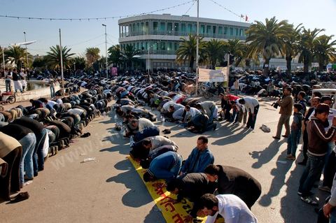 16 mars : plus de 3000 manifestants devant l'Assamblée Nationale Constituante ce vendredi après midi après la prière pour demander que la chariaa soit mentionnée dans la constituante. cette grande manifestation, véritable démonstration de force des pro chariaa a été lancé par les courants salafistes. Des militants Ennahdha étaient aussi présents ainsi que deux députés du Mouvement Ennahdha, Habib Ellouze et le président du groupe parlementaire d'Ennahdha, Sahbi Atig, étaient présents sur la tribune principale de la manifestation où se succédaient les speakers.  Le dernier a déclaré que l’application de la chariâa dans la nouvelle constitution est une demande populaire et qu'en cas de discorde sur cette requête, il faudrait recourir au referendum.