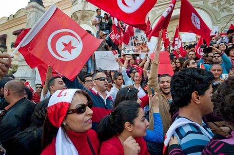 20 mars 2012: près de 6000 Tunisiens se sont rassemblés mardi avenue Bourguiba à Tunis pour fêter l'anniversaire de l'indépendance et "défendre la démocratie" contre les esprits "rétrogrades", dans un contexte tendu par le débat sur l'identité et la place de la religion.Drapeaux tunisiens omniprésents, klaxons, hymne national: les manifestants, venus à la suite des appels lancés par les réseaux sociaux et des mouvements citoyens criaient: "le peuple veut un Etat civil (séculaire)!" "Non à l'esprit rétrograde, non au califat", ou encore: "nous ne laisserons pas voler notre révolution par les esprits obscurantistes".Les slogans de la révolution "travail, liberté, dignité", étaient également repris en choeur. "Au nom de l'ouvrier et de l'agriculteur, nous continuons à militer", proclamait une banderole, tandis qu'une autre réclamait "du travail, ou le départ du gouvernement".  Le 56e anniversaire de l'indépendance, conquise le 20 mars 1956 après 75 ans de protectorat français, se déroule dans un contexte délicat, marqué par l'accroissement des tensions entre les camps "islamiste" vainqueur des élections et "moderniste". Le débat, envenimé par des incidents liés aux radicaux salafistes, tourne autour de la question de l'identité tunisienne et de la place à accorder à la religion dans la future Constitution du pays.