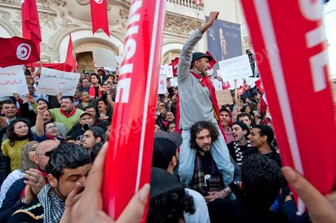20 mars 2012: près de 6000 Tunisiens se sont rassemblés mardi avenue Bourguiba à Tunis pour fêter l'anniversaire de l'indépendance et "défendre la démocratie" contre les esprits "rétrogrades", dans un contexte tendu par le débat sur l'identité et la place de la religion.Drapeaux tunisiens omniprésents, klaxons, hymne national: les manifestants, venus à la suite des appels lancés par les réseaux sociaux et des mouvements citoyens criaient: "le peuple veut un Etat civil (séculaire)!" "Non à l'esprit rétrograde, non au califat", ou encore: "nous ne laisserons pas voler notre révolution par les esprits obscurantistes".Les slogans de la révolution "travail, liberté, dignité", étaient également repris en choeur. "Au nom de l'ouvrier et de l'agriculteur, nous continuons à militer", proclamait une banderole, tandis qu'une autre réclamait "du travail, ou le départ du gouvernement".  Le 56e anniversaire de l'indépendance, conquise le 20 mars 1956 après 75 ans de protectorat français, se déroule dans un contexte délicat, marqué par l'accroissement des tensions entre les camps "islamiste" vainqueur des élections et "moderniste". Le débat, envenimé par des incidents liés aux radicaux salafistes, tourne autour de la question de l'identité tunisienne et de la place à accorder à la religion dans la future Constitution du pays.