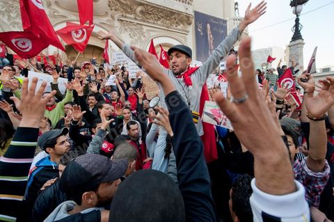 20 mars 2012: près de 6000 Tunisiens se sont rassemblés mardi avenue Bourguiba à Tunis pour fêter l'anniversaire de l'indépendance et "défendre la démocratie" contre les esprits "rétrogrades", dans un contexte tendu par le débat sur l'identité et la place de la religion.Drapeaux tunisiens omniprésents, klaxons, hymne national: les manifestants, venus à la suite des appels lancés par les réseaux sociaux et des mouvements citoyens criaient: "le peuple veut un Etat civil (séculaire)!" "Non à l'esprit rétrograde, non au califat", ou encore: "nous ne laisserons pas voler notre révolution par les esprits obscurantistes".Les slogans de la révolution "travail, liberté, dignité", étaient également repris en choeur. "Au nom de l'ouvrier et de l'agriculteur, nous continuons à militer", proclamait une banderole, tandis qu'une autre réclamait "du travail, ou le départ du gouvernement".  Le 56e anniversaire de l'indépendance, conquise le 20 mars 1956 après 75 ans de protectorat français, se déroule dans un contexte délicat, marqué par l'accroissement des tensions entre les camps "islamiste" vainqueur des élections et "moderniste". Le débat, envenimé par des incidents liés aux radicaux salafistes, tourne autour de la question de l'identité tunisienne et de la place à accorder à la religion dans la future Constitution du pays.