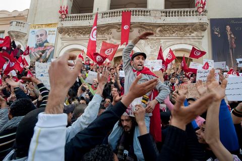 20 mars 2012: près de 6000 Tunisiens se sont rassemblés mardi avenue Bourguiba à Tunis pour fêter l'anniversaire de l'indépendance et "défendre la démocratie" contre les esprits "rétrogrades", dans un contexte tendu par le débat sur l'identité et la place de la religion.Drapeaux tunisiens omniprésents, klaxons, hymne national: les manifestants, venus à la suite des appels lancés par les réseaux sociaux et des mouvements citoyens criaient: "le peuple veut un Etat civil (séculaire)!" "Non à l'esprit rétrograde, non au califat", ou encore: "nous ne laisserons pas voler notre révolution par les esprits obscurantistes".Les slogans de la révolution "travail, liberté, dignité", étaient également repris en choeur. "Au nom de l'ouvrier et de l'agriculteur, nous continuons à militer", proclamait une banderole, tandis qu'une autre réclamait "du travail, ou le départ du gouvernement".  Le 56e anniversaire de l'indépendance, conquise le 20 mars 1956 après 75 ans de protectorat français, se déroule dans un contexte délicat, marqué par l'accroissement des tensions entre les camps "islamiste" vainqueur des élections et "moderniste". Le débat, envenimé par des incidents liés aux radicaux salafistes, tourne autour de la question de l'identité tunisienne et de la place à accorder à la religion dans la future Constitution du pays.