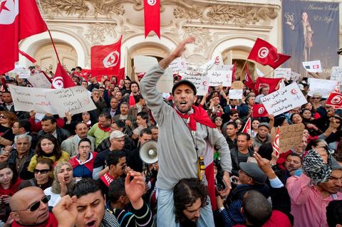 20 mars 2012: près de 6000 Tunisiens se sont rassemblés mardi avenue Bourguiba à Tunis pour fêter l'anniversaire de l'indépendance et "défendre la démocratie" contre les esprits "rétrogrades", dans un contexte tendu par le débat sur l'identité et la place de la religion.Drapeaux tunisiens omniprésents, klaxons, hymne national: les manifestants, venus à la suite des appels lancés par les réseaux sociaux et des mouvements citoyens criaient: "le peuple veut un Etat civil (séculaire)!" "Non à l'esprit rétrograde, non au califat", ou encore: "nous ne laisserons pas voler notre révolution par les esprits obscurantistes".Les slogans de la révolution "travail, liberté, dignité", étaient également repris en choeur. "Au nom de l'ouvrier et de l'agriculteur, nous continuons à militer", proclamait une banderole, tandis qu'une autre réclamait "du travail, ou le départ du gouvernement".  Le 56e anniversaire de l'indépendance, conquise le 20 mars 1956 après 75 ans de protectorat français, se déroule dans un contexte délicat, marqué par l'accroissement des tensions entre les camps "islamiste" vainqueur des élections et "moderniste". Le débat, envenimé par des incidents liés aux radicaux salafistes, tourne autour de la question de l'identité tunisienne et de la place à accorder à la religion dans la future Constitution du pays.