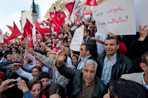 20 mars 2012: près de 6000 Tunisiens se sont rassemblés mardi avenue Bourguiba à Tunis pour fêter l'anniversaire de l'indépendance et "défendre la démocratie" contre les esprits "rétrogrades", dans un contexte tendu par le débat sur l'identité et la place de la religion.Drapeaux tunisiens omniprésents, klaxons, hymne national: les manifestants, venus à la suite des appels lancés par les réseaux sociaux et des mouvements citoyens criaient: "le peuple veut un Etat civil (séculaire)!" "Non à l'esprit rétrograde, non au califat", ou encore: "nous ne laisserons pas voler notre révolution par les esprits obscurantistes".Les slogans de la révolution "travail, liberté, dignité", étaient également repris en choeur. "Au nom de l'ouvrier et de l'agriculteur, nous continuons à militer", proclamait une banderole, tandis qu'une autre réclamait "du travail, ou le départ du gouvernement".  Le 56e anniversaire de l'indépendance, conquise le 20 mars 1956 après 75 ans de protectorat français, se déroule dans un contexte délicat, marqué par l'accroissement des tensions entre les camps "islamiste" vainqueur des élections et "moderniste". Le débat, envenimé par des incidents liés aux radicaux salafistes, tourne autour de la question de l'identité tunisienne et de la place à accorder à la religion dans la future Constitution du pays.