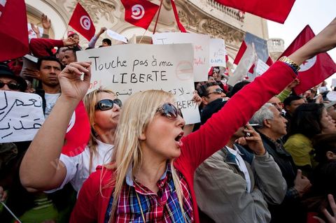 20 mars 2012: près de 6000 Tunisiens se sont rassemblés mardi avenue Bourguiba à Tunis pour fêter l'anniversaire de l'indépendance et "défendre la démocratie" contre les esprits "rétrogrades", dans un contexte tendu par le débat sur l'identité et la place de la religion.Drapeaux tunisiens omniprésents, klaxons, hymne national: les manifestants, venus à la suite des appels lancés par les réseaux sociaux et des mouvements citoyens criaient: "le peuple veut un Etat civil (séculaire)!" "Non à l'esprit rétrograde, non au califat", ou encore: "nous ne laisserons pas voler notre révolution par les esprits obscurantistes".Les slogans de la révolution "travail, liberté, dignité", étaient également repris en choeur. "Au nom de l'ouvrier et de l'agriculteur, nous continuons à militer", proclamait une banderole, tandis qu'une autre réclamait "du travail, ou le départ du gouvernement".  Le 56e anniversaire de l'indépendance, conquise le 20 mars 1956 après 75 ans de protectorat français, se déroule dans un contexte délicat, marqué par l'accroissement des tensions entre les camps "islamiste" vainqueur des élections et "moderniste". Le débat, envenimé par des incidents liés aux radicaux salafistes, tourne autour de la question de l'identité tunisienne et de la place à accorder à la religion dans la future Constitution du pays.
