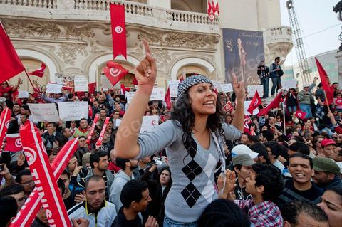 20 mars 2012: près de 6000 Tunisiens se sont rassemblés mardi avenue Bourguiba à Tunis pour fêter l'anniversaire de l'indépendance et "défendre la démocratie" contre les esprits "rétrogrades", dans un contexte tendu par le débat sur l'identité et la place de la religion.Drapeaux tunisiens omniprésents, klaxons, hymne national: les manifestants, venus à la suite des appels lancés par les réseaux sociaux et des mouvements citoyens criaient: "le peuple veut un Etat civil (séculaire)!" "Non à l'esprit rétrograde, non au califat", ou encore: "nous ne laisserons pas voler notre révolution par les esprits obscurantistes".Les slogans de la révolution "travail, liberté, dignité", étaient également repris en choeur. "Au nom de l'ouvrier et de l'agriculteur, nous continuons à militer", proclamait une banderole, tandis qu'une autre réclamait "du travail, ou le départ du gouvernement".  Le 56e anniversaire de l'indépendance, conquise le 20 mars 1956 après 75 ans de protectorat français, se déroule dans un contexte délicat, marqué par l'accroissement des tensions entre les camps "islamiste" vainqueur des élections et "moderniste". Le débat, envenimé par des incidents liés aux radicaux salafistes, tourne autour de la question de l'identité tunisienne et de la place à accorder à la religion dans la future Constitution du pays.
