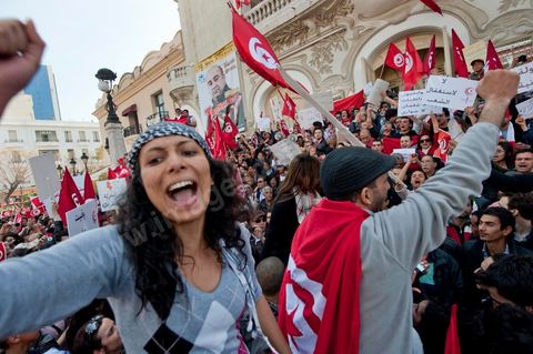 20 mars 2012: près de 6000 Tunisiens se sont rassemblés mardi avenue Bourguiba à Tunis pour fêter l'anniversaire de l'indépendance et "défendre la démocratie" contre les esprits "rétrogrades", dans un contexte tendu par le débat sur l'identité et la place de la religion.Drapeaux tunisiens omniprésents, klaxons, hymne national: les manifestants, venus à la suite des appels lancés par les réseaux sociaux et des mouvements citoyens criaient: "le peuple veut un Etat civil (séculaire)!" "Non à l'esprit rétrograde, non au califat", ou encore: "nous ne laisserons pas voler notre révolution par les esprits obscurantistes".Les slogans de la révolution "travail, liberté, dignité", étaient également repris en choeur. "Au nom de l'ouvrier et de l'agriculteur, nous continuons à militer", proclamait une banderole, tandis qu'une autre réclamait "du travail, ou le départ du gouvernement".  Le 56e anniversaire de l'indépendance, conquise le 20 mars 1956 après 75 ans de protectorat français, se déroule dans un contexte délicat, marqué par l'accroissement des tensions entre les camps "islamiste" vainqueur des élections et "moderniste". Le débat, envenimé par des incidents liés aux radicaux salafistes, tourne autour de la question de l'identité tunisienne et de la place à accorder à la religion dans la future Constitution du pays.