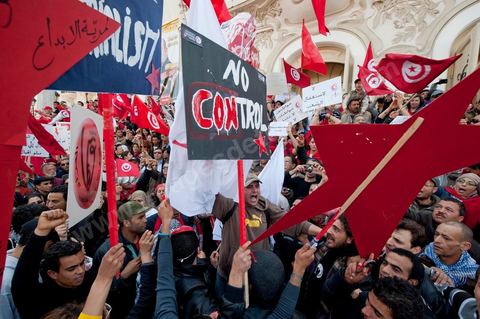 20 mars 2012: près de 6000 Tunisiens se sont rassemblés mardi avenue Bourguiba à Tunis pour fêter l'anniversaire de l'indépendance et "défendre la démocratie" contre les esprits "rétrogrades", dans un contexte tendu par le débat sur l'identité et la place de la religion.Drapeaux tunisiens omniprésents, klaxons, hymne national: les manifestants, venus à la suite des appels lancés par les réseaux sociaux et des mouvements citoyens criaient: "le peuple veut un Etat civil (séculaire)!" "Non à l'esprit rétrograde, non au califat", ou encore: "nous ne laisserons pas voler notre révolution par les esprits obscurantistes".Les slogans de la révolution "travail, liberté, dignité", étaient également repris en choeur. "Au nom de l'ouvrier et de l'agriculteur, nous continuons à militer", proclamait une banderole, tandis qu'une autre réclamait "du travail, ou le départ du gouvernement".  Le 56e anniversaire de l'indépendance, conquise le 20 mars 1956 après 75 ans de protectorat français, se déroule dans un contexte délicat, marqué par l'accroissement des tensions entre les camps "islamiste" vainqueur des élections et "moderniste". Le débat, envenimé par des incidents liés aux radicaux salafistes, tourne autour de la question de l'identité tunisienne et de la place à accorder à la religion dans la future Constitution du pays.