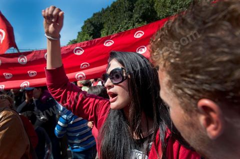 20 mars 2012: près de 6000 Tunisiens se sont rassemblés mardi avenue Bourguiba à Tunis pour fêter l'anniversaire de l'indépendance et "défendre la démocratie" contre les esprits "rétrogrades", dans un contexte tendu par le débat sur l'identité et la place de la religion.Drapeaux tunisiens omniprésents, klaxons, hymne national: les manifestants, venus à la suite des appels lancés par les réseaux sociaux et des mouvements citoyens criaient: "le peuple veut un Etat civil (séculaire)!" "Non à l'esprit rétrograde, non au califat", ou encore: "nous ne laisserons pas voler notre révolution par les esprits obscurantistes".Les slogans de la révolution "travail, liberté, dignité", étaient également repris en choeur. "Au nom de l'ouvrier et de l'agriculteur, nous continuons à militer", proclamait une banderole, tandis qu'une autre réclamait "du travail, ou le départ du gouvernement".  Le 56e anniversaire de l'indépendance, conquise le 20 mars 1956 après 75 ans de protectorat français, se déroule dans un contexte délicat, marqué par l'accroissement des tensions entre les camps "islamiste" vainqueur des élections et "moderniste". Le débat, envenimé par des incidents liés aux radicaux salafistes, tourne autour de la question de l'identité tunisienne et de la place à accorder à la religion dans la future Constitution du pays.