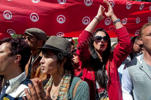 20 mars 2012: près de 6000 Tunisiens se sont rassemblés mardi avenue Bourguiba à Tunis pour fêter l'anniversaire de l'indépendance et "défendre la démocratie" contre les esprits "rétrogrades", dans un contexte tendu par le débat sur l'identité et la place de la religion.Drapeaux tunisiens omniprésents, klaxons, hymne national: les manifestants, venus à la suite des appels lancés par les réseaux sociaux et des mouvements citoyens criaient: "le peuple veut un Etat civil (séculaire)!" "Non à l'esprit rétrograde, non au califat", ou encore: "nous ne laisserons pas voler notre révolution par les esprits obscurantistes".Les slogans de la révolution "travail, liberté, dignité", étaient également repris en choeur. "Au nom de l'ouvrier et de l'agriculteur, nous continuons à militer", proclamait une banderole, tandis qu'une autre réclamait "du travail, ou le départ du gouvernement".  Le 56e anniversaire de l'indépendance, conquise le 20 mars 1956 après 75 ans de protectorat français, se déroule dans un contexte délicat, marqué par l'accroissement des tensions entre les camps "islamiste" vainqueur des élections et "moderniste". Le débat, envenimé par des incidents liés aux radicaux salafistes, tourne autour de la question de l'identité tunisienne et de la place à accorder à la religion dans la future Constitution du pays.
