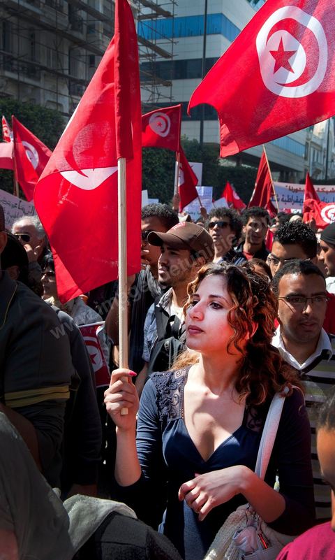 20 mars 2012: près de 6000 Tunisiens se sont rassemblés mardi avenue Bourguiba à Tunis pour fêter l'anniversaire de l'indépendance et "défendre la démocratie" contre les esprits "rétrogrades", dans un contexte tendu par le débat sur l'identité et la place de la religion.Drapeaux tunisiens omniprésents, klaxons, hymne national: les manifestants, venus à la suite des appels lancés par les réseaux sociaux et des mouvements citoyens criaient: "le peuple veut un Etat civil (séculaire)!" "Non à l'esprit rétrograde, non au califat", ou encore: "nous ne laisserons pas voler notre révolution par les esprits obscurantistes".Les slogans de la révolution "travail, liberté, dignité", étaient également repris en choeur. "Au nom de l'ouvrier et de l'agriculteur, nous continuons à militer", proclamait une banderole, tandis qu'une autre réclamait "du travail, ou le départ du gouvernement".  Le 56e anniversaire de l'indépendance, conquise le 20 mars 1956 après 75 ans de protectorat français, se déroule dans un contexte délicat, marqué par l'accroissement des tensions entre les camps "islamiste" vainqueur des élections et "moderniste". Le débat, envenimé par des incidents liés aux radicaux salafistes, tourne autour de la question de l'identité tunisienne et de la place à accorder à la religion dans la future Constitution du pays.