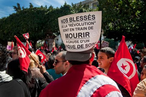 20 mars 2012: près de 6000 Tunisiens se sont rassemblés mardi avenue Bourguiba à Tunis pour fêter l'anniversaire de l'indépendance et "défendre la démocratie" contre les esprits "rétrogrades", dans un contexte tendu par le débat sur l'identité et la place de la religion.Drapeaux tunisiens omniprésents, klaxons, hymne national: les manifestants, venus à la suite des appels lancés par les réseaux sociaux et des mouvements citoyens criaient: "le peuple veut un Etat civil (séculaire)!" "Non à l'esprit rétrograde, non au califat", ou encore: "nous ne laisserons pas voler notre révolution par les esprits obscurantistes".Les slogans de la révolution "travail, liberté, dignité", étaient également repris en choeur. "Au nom de l'ouvrier et de l'agriculteur, nous continuons à militer", proclamait une banderole, tandis qu'une autre réclamait "du travail, ou le départ du gouvernement".  Le 56e anniversaire de l'indépendance, conquise le 20 mars 1956 après 75 ans de protectorat français, se déroule dans un contexte délicat, marqué par l'accroissement des tensions entre les camps "islamiste" vainqueur des élections et "moderniste". Le débat, envenimé par des incidents liés aux radicaux salafistes, tourne autour de la question de l'identité tunisienne et de la place à accorder à la religion dans la future Constitution du pays.