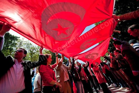 20 mars 2012: près de 6000 Tunisiens se sont rassemblés mardi avenue Bourguiba à Tunis pour fêter l'anniversaire de l'indépendance et "défendre la démocratie" contre les esprits "rétrogrades", dans un contexte tendu par le débat sur l'identité et la place de la religion.Drapeaux tunisiens omniprésents, klaxons, hymne national: les manifestants, venus à la suite des appels lancés par les réseaux sociaux et des mouvements citoyens criaient: "le peuple veut un Etat civil (séculaire)!" "Non à l'esprit rétrograde, non au califat", ou encore: "nous ne laisserons pas voler notre révolution par les esprits obscurantistes".Les slogans de la révolution "travail, liberté, dignité", étaient également repris en choeur. "Au nom de l'ouvrier et de l'agriculteur, nous continuons à militer", proclamait une banderole, tandis qu'une autre réclamait "du travail, ou le départ du gouvernement".  Le 56e anniversaire de l'indépendance, conquise le 20 mars 1956 après 75 ans de protectorat français, se déroule dans un contexte délicat, marqué par l'accroissement des tensions entre les camps "islamiste" vainqueur des élections et "moderniste". Le débat, envenimé par des incidents liés aux radicaux salafistes, tourne autour de la question de l'identité tunisienne et de la place à accorder à la religion dans la future Constitution du pays.