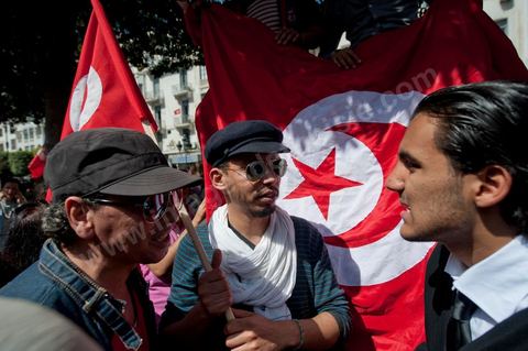 20 mars 2012: près de 6000 Tunisiens se sont rassemblés mardi avenue Bourguiba à Tunis pour fêter l'anniversaire de l'indépendance et "défendre la démocratie" contre les esprits "rétrogrades", dans un contexte tendu par le débat sur l'identité et la place de la religion.Drapeaux tunisiens omniprésents, klaxons, hymne national: les manifestants, venus à la suite des appels lancés par les réseaux sociaux et des mouvements citoyens criaient: "le peuple veut un Etat civil (séculaire)!" "Non à l'esprit rétrograde, non au califat", ou encore: "nous ne laisserons pas voler notre révolution par les esprits obscurantistes".Les slogans de la révolution "travail, liberté, dignité", étaient également repris en choeur. "Au nom de l'ouvrier et de l'agriculteur, nous continuons à militer", proclamait une banderole, tandis qu'une autre réclamait "du travail, ou le départ du gouvernement".  Le 56e anniversaire de l'indépendance, conquise le 20 mars 1956 après 75 ans de protectorat français, se déroule dans un contexte délicat, marqué par l'accroissement des tensions entre les camps "islamiste" vainqueur des élections et "moderniste". Le débat, envenimé par des incidents liés aux radicaux salafistes, tourne autour de la question de l'identité tunisienne et de la place à accorder à la religion dans la future Constitution du pays.