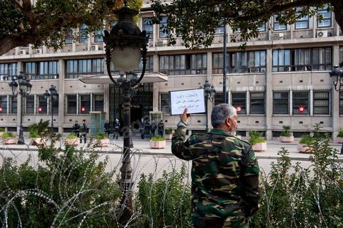 20 mars 2012: près de 6000 Tunisiens se sont rassemblés mardi avenue Bourguiba à Tunis pour fêter l'anniversaire de l'indépendance et "défendre la démocratie" contre les esprits "rétrogrades", dans un contexte tendu par le débat sur l'identité et la place de la religion.Drapeaux tunisiens omniprésents, klaxons, hymne national: les manifestants, venus à la suite des appels lancés par les réseaux sociaux et des mouvements citoyens criaient: "le peuple veut un Etat civil (séculaire)!" "Non à l'esprit rétrograde, non au califat", ou encore: "nous ne laisserons pas voler notre révolution par les esprits obscurantistes".Les slogans de la révolution "travail, liberté, dignité", étaient également repris en choeur. "Au nom de l'ouvrier et de l'agriculteur, nous continuons à militer", proclamait une banderole, tandis qu'une autre réclamait "du travail, ou le départ du gouvernement".  Le 56e anniversaire de l'indépendance, conquise le 20 mars 1956 après 75 ans de protectorat français, se déroule dans un contexte délicat, marqué par l'accroissement des tensions entre les camps "islamiste" vainqueur des élections et "moderniste". Le débat, envenimé par des incidents liés aux radicaux salafistes, tourne autour de la question de l'identité tunisienne et de la place à accorder à la religion dans la future Constitution du pays.