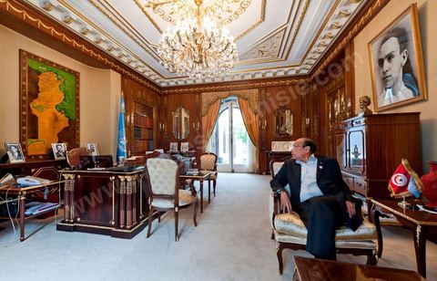 9 mars : Moncef Marzouki dans son bureau lors de notre rencontre avec M. Moncef Marzouki, président de la République depuis le 13 décembre 2011, au Palais Préisdentiel de Carthage. Le Président a repris le bureau de Habib Bourguiba, abndonné sous Ben Ali, le bureau de ce dernier a été transformé en salle d'accueil.
