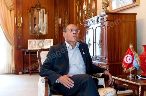 9 mars : Moncef Marzouki dans son bureau lors de notre rencontre avec M. Moncef Marzouki, président de la République depuis le 13 décembre 2011, au Palais Préisdentiel de Carthage. Le Président a repris le bureau de Habib Bourguiba, abndonné sous Ben Ali, le bureau de ce dernier a été transformé en salle d'accueil.
