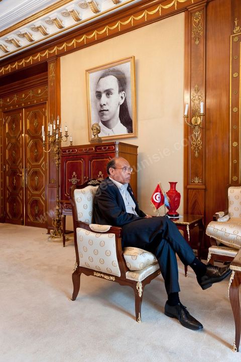 9 mars : Moncef Marzouki dans son bureau lors de notre rencontre avec M. Moncef Marzouki, président de la République depuis le 13 décembre 2011, au Palais Préisdentiel de Carthage. Le Président a repris le bureau de Habib Bourguiba, abndonné sous Ben Ali, le bureau de ce dernier a été transformé en salle d'accueil.