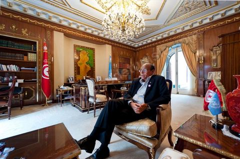 9 mars : Moncef Marzouki dans son bureau lors de notre rencontre avec M. Moncef Marzouki, président de la République depuis le 13 décembre 2011, au Palais Préisdentiel de Carthage. Le Président a repris le bureau de Habib Bourguiba, abndonné sous Ben Ali, le bureau de ce dernier a été transformé en salle d'accueil.
