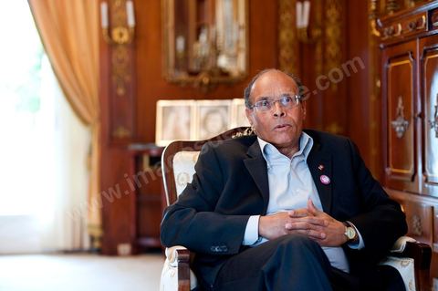 9 mars : Moncef Marzouki dans son bureau lors de notre rencontre avec M. Moncef Marzouki, président de la République depuis le 13 décembre 2011, au Palais Préisdentiel de Carthage. Le Président a repris le bureau de Habib Bourguiba, abndonné sous Ben Ali, le bureau de ce dernier a été transformé en salle d'accueil.