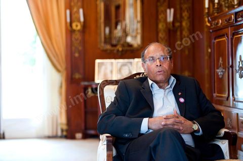 9 mars : Moncef Marzouki dans son bureau lors de notre rencontre avec M. Moncef Marzouki, président de la République depuis le 13 décembre 2011, au Palais Préisdentiel de Carthage. Le Président a repris le bureau de Habib Bourguiba, abndonné sous Ben Ali, le bureau de ce dernier a été transformé en salle d'accueil.