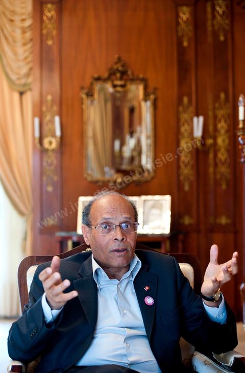9 mars : Moncef Marzouki dans son bureau lors de notre rencontre avec M. Moncef Marzouki, président de la République depuis le 13 décembre 2011, au Palais Préisdentiel de Carthage. Le Président a repris le bureau de Habib Bourguiba, abndonné sous Ben Ali, le bureau de ce dernier a été transformé en salle d'accueil.