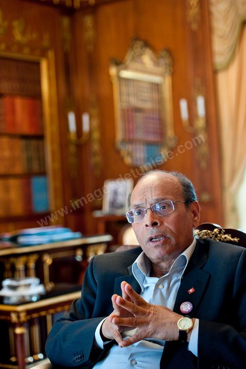 9 mars : Moncef Marzouki dans son bureau lors de notre rencontre avec M. Moncef Marzouki, président de la République depuis le 13 décembre 2011, au Palais Préisdentiel de Carthage. Le Président a repris le bureau de Habib Bourguiba, abndonné sous Ben Ali, le bureau de ce dernier a été transformé en salle d'accueil.
