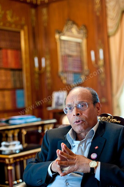 9 mars : Moncef Marzouki dans son bureau lors de notre rencontre avec M. Moncef Marzouki, président de la République depuis le 13 décembre 2011, au Palais Préisdentiel de Carthage. Le Président a repris le bureau de Habib Bourguiba, abndonné sous Ben Ali, le bureau de ce dernier a été transformé en salle d'accueil.