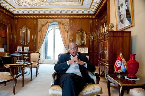 9 mars : Moncef Marzouki dans son bureau lors de notre rencontre avec M. Moncef Marzouki, président de la République depuis le 13 décembre 2011, au Palais Préisdentiel de Carthage. Le Président a repris le bureau de Habib Bourguiba, abndonné sous Ben Ali, le bureau de ce dernier a été transformé en salle d'accueil.