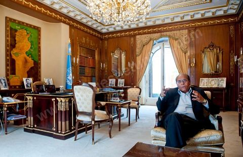 9 mars : Moncef Marzouki dans son bureau lors de notre rencontre avec M. Moncef Marzouki, président de la République depuis le 13 décembre 2011, au Palais Préisdentiel de Carthage. Le Président a repris le bureau de Habib Bourguiba, abndonné sous Ben Ali, le bureau de ce dernier a été transformé en salle d'accueil.