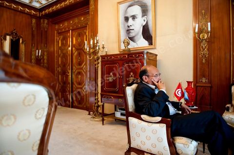 9 mars : Moncef Marzouki dans son bureau lors de notre rencontre avec M. Moncef Marzouki, président de la République depuis le 13 décembre 2011, au Palais Préisdentiel de Carthage. Le Président a repris le bureau de Habib Bourguiba, abndonné sous Ben Ali, le bureau de ce dernier a été transformé en salle d'accueil.