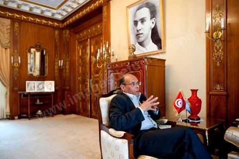 9 mars : Moncef Marzouki dans son bureau lors de notre rencontre avec M. Moncef Marzouki, président de la République depuis le 13 décembre 2011, au Palais Préisdentiel de Carthage. Le Président a repris le bureau de Habib Bourguiba, abndonné sous Ben Ali, le bureau de ce dernier a été transformé en salle d'accueil.
