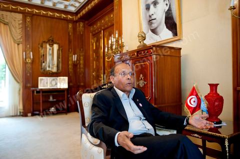 9 mars : Moncef Marzouki dans son bureau lors de notre rencontre avec M. Moncef Marzouki, président de la République depuis le 13 décembre 2011, au Palais Préisdentiel de Carthage. Le Président a repris le bureau de Habib Bourguiba, abndonné sous Ben Ali, le bureau de ce dernier a été transformé en salle d'accueil.