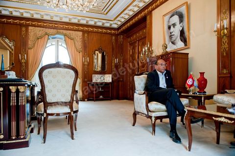 9 mars : Moncef Marzouki dans son bureau lors de notre rencontre avec M. Moncef Marzouki, président de la République depuis le 13 décembre 2011, au Palais Préisdentiel de Carthage. Le Président a repris le bureau de Habib Bourguiba, abndonné sous Ben Ali, le bureau de ce dernier a été transformé en salle d'accueil.