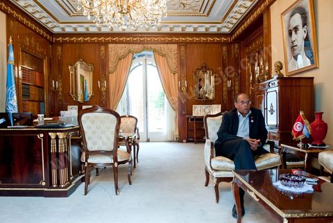 9 mars : Moncef Marzouki dans son bureau lors de notre rencontre avec M. Moncef Marzouki, président de la République depuis le 13 décembre 2011, au Palais Préisdentiel de Carthage. Le Président a repris le bureau de Habib Bourguiba, abndonné sous Ben Ali, le bureau de ce dernier a été transformé en salle d'accueil.